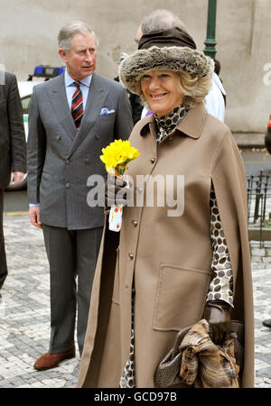 La duchesse de Cornwall tient un tas de jonquilles,Alors que le prince de Galles et la duchesse quittent le service du dimanche matin à l'église épiscopale anglicane St Clément à Prague en République tchèque dans le cadre d'une visite de neuf jours en Europe de l'est qui a déjà conduit le couple royal en Pologne et en Hongrie. Banque D'Images