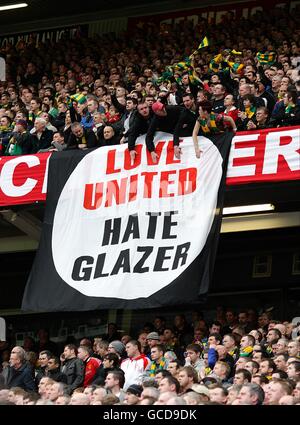 Fans de Manchester United avec une bannière « Love United Hate Glazer » dans les supports Banque D'Images