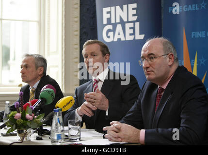 (De gauche à droite) Richard Bruton de Fine Gael, le chef du parti Enda Kenny et Phil Hogan lancent un paquet de réformes politiques, « New Politics » à l'hôtel Merrion de Dublin. Banque D'Images