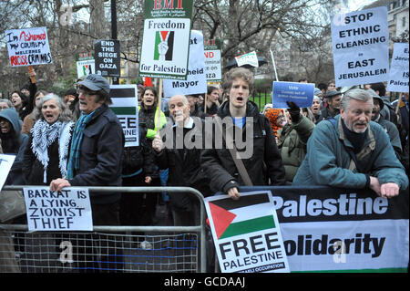 Des manifestants manifestent contre une visite au Royaume-Uni du maire de Jérusalem NIR Barkat, à l'extérieur de Chatham House, à Londres. Banque D'Images