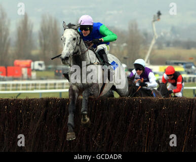 Courses hippiques - 2010 Cheltenham Festival - troisième jour.Grand effort criblé par le jockey Danny Cook pendant la plaque de groupe Byrne (Handicap Chase) (Grade 3) Banque D'Images