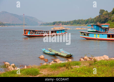 Bateaux sur le fleuve du Mékong près de Luang Prabang, Laos. Banque D'Images