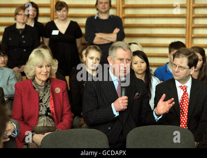 Le prince de Galles et la duchesse de Cornouailles, participent à une discussion sur l'environnement avec des étudiants, au Collège anglais, à la périphérie de Prague, en République tchèque. Banque D'Images