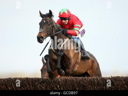 Carlitos monté par le jockey Paddy Brennan saute la dernière clôture Pour gagner le Wise Catering Ltd handicap Steeple Chase à Hippodrome de Newbury Banque D'Images