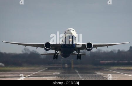 Un Boeing 777 de British Airways part de l'aéroport de Gatwick, dans le West Sussex, alors qu'une deuxième vague de grèves par le personnel de l'équipage de cabine devrait commencer ce soir à minuit. Banque D'Images