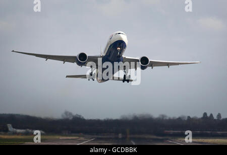 Un Boeing 777 de British Airways part de l'aéroport de Gatwick, dans West Sussex, une deuxième vague de rikes par le personnel de l'équipage de cabine devrait commencer ce soir à minuit. Banque D'Images