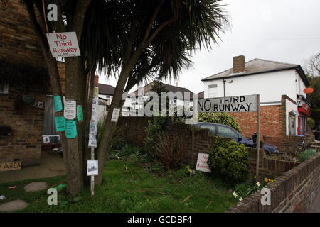 Troisième piste d'Heathrow.Pas de troisième panneau de piste dans le village de Sipson près de l'aéroport de Heathrow. Banque D'Images