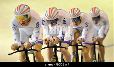 En Grande-Bretagne, Steven Burke, Ed Clancy, Ben Swift et Andy Tennant (de gauche à droite) se rendient à Silver lors de la course par équipe lors des championnats du monde de cyclisme d'athlétisme à la Ballerup Super Arena, Copenhague, Danemark. Banque D'Images