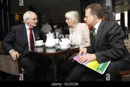 John Gormley, chef du Parti Vert (à gauche), Mary White, ministre d'État, et Trevor Sargent, ancien ministre adjoint, prennent une pause lors de la convention du Parti Vert à l'hôtel Tower à Waterford. Banque D'Images