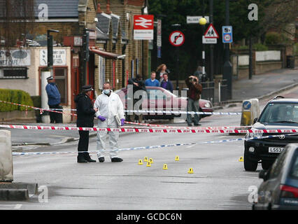 Scènes de crime Offices (SOCO) au travail sur les lieux d'un coup de pied près du parc Amhurst à Londres. Banque D'Images