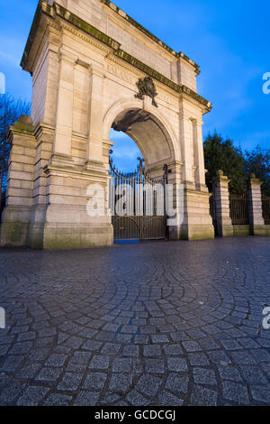Passage des fusiliers, un monument qui fait partie de l'entrée de la rue Grafton St Stephen's Green Park, à Dublin, Irlande Banque D'Images