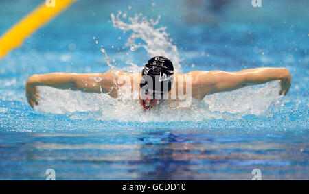 Joseph Roebuck de l'université de Loughborough pendant l'Open masculine de 200 m Butterfly chauffe pendant les championnats britanniques de natation à Ponds Forge, Sheffield. Banque D'Images