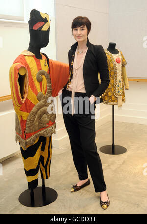 Erin O'Connor pose à côté d'un costume intitulé « Costume pour le Conjuré chinois » (à gauche) conçu par Pablo Picasso lors du lancement de la presse pour Diaghilev et l'âge d'or des Ballets Russes 1909-1929 qui ouvre en automne au Victoria and Albert Museum (V&A) Londres. Banque D'Images