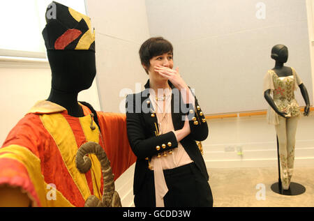 Erin O'Connor réagit en posant à côté d'un costume intitulé « Costume for the Chinese Conjur » (à gauche) conçu par Pablo Picasso lors du lancement de la presse pour Diaghilev et l'âge d'or des Ballets Russes 1909-1929 qui ouvre à l'automne au Victoria and Albert Museum (V&A) de Londres. Banque D'Images