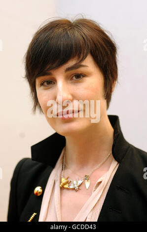 Erin O'Connor lors du lancement de la presse pour Diaghilev et l'âge d'or des Ballets Russes 1909-1929 qui s'ouvre à l'automne au Victoria and Albert Museum (V&A) de Londres. Banque D'Images