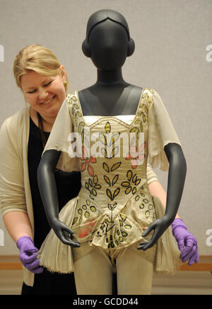 Un membre du personnel ajuste un costume porté par Alice Nikitina à Zephyr et flore et conçu par George Braque lors du lancement de la presse pour Diaghilev et l'âge d'or des Ballets Russes 1909-1929 qui ouvre à l'automne au Victoria and Albert Museum (V&A) Londres. Banque D'Images