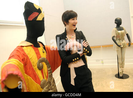 Erin O'Connor réagit en posant à côté d'un costume intitulé « Costume for the Chinese Conjur » (à gauche) conçu par Pablo Picasso lors du lancement de la presse pour Diaghilev et l'âge d'or des Ballets Russes 1909-1929 qui ouvre à l'automne au Victoria and Albert Museum (V&A) de Londres. Banque D'Images