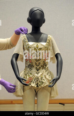 Un membre du personnel ajuste un costume conçu par George Braque et porté par Alice Nikitina à Zephyr et flore lors du lancement de la presse pour Diaghilev et l'âge d'or des Ballets Russes 1909-1929 qui ouvre à l'automne au Victoria and Albert Museum (V&A) Londres. Banque D'Images