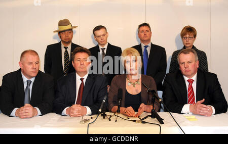 Joanna Lumley, militante de Gurkha, siège avec (de gauche à droite) David Enright, Martin Howe et Peter Carroll, prenant la parole lors d'une conférence de presse au restaurant Atrium au 4 Millbank en réponse aux récentes attaques contre elle et la campagne judiciaire de Gurkha, Londres. Banque D'Images