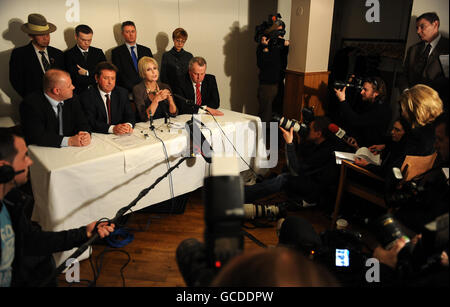 Joanna Lumley, militante de Gurkha, siège avec (de gauche à droite) David Enright, Martin Howe et Peter Carroll, prenant la parole lors d'une conférence de presse au restaurant Atrium au 4 Millbank en réponse aux récentes attaques contre elle et la campagne judiciaire de Gurkha, Londres. Banque D'Images