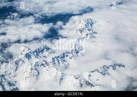 Une vue à partir d'un avion sur une chaîne de montagne en France Banque D'Images