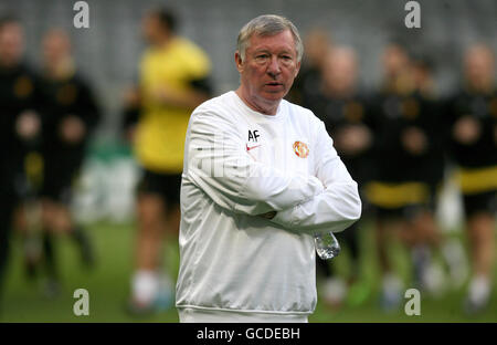 Football - UEFA Champions League - quart de finale - première étape - Bayern Munich v Manchester United - Manchester United Training a...Sir Alex Ferguson, directeur de Manchester United, lors d'une session de formation à l'Allianz Arena, Munich, Allemagne. Banque D'Images