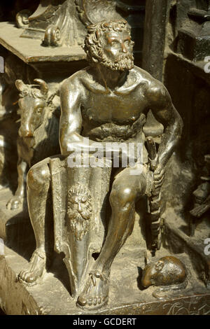 Un détail de la statue de bronze de culte de Saint Sebald à St Sebalduskirche à Nuremberg Banque D'Images
