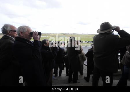 Courses hippiques - Festival de Pâques - première journée - Hippodrome de Fairyhouse.Les Racegoers regardent l'action pendant le Festival de Pâques à l'hippodrome de Fairyhouse, Co Meath, Irlande. Banque D'Images