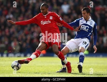 David Ngog de Liverpool (à gauche) et Keith Fahey de Birmingham City (à droite) en action Banque D'Images