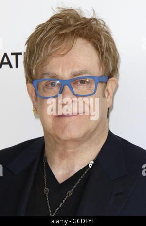 Sir Elton John arrive pour la 18e édition annuelle de la Elton John AIDS Foundation Party pour célébrer les 82e Academy Awards au Pacific Design Center de Los Angeles. Banque D'Images