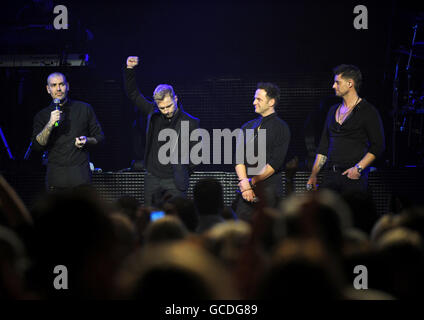 . Ronan Keating est accompagné sur scène par les membres de Boyzone qui rendent hommage à Stephen Gateley lors d'une performance solo au Royal Albert Hall, Londres. Banque D'Images