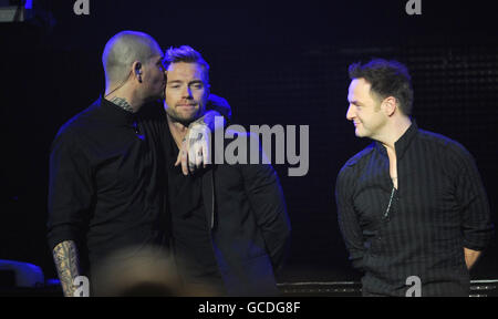 . Ronan Keating est accompagné sur scène par les membres de Boyzone qui rendent hommage à Stephen Gateley lors d'une performance solo au Royal Albert Hall, Londres. Banque D'Images