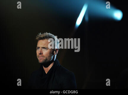 . Ronan Keating est accompagné sur scène par les membres de Boyzone (non représentés) qui rendent hommage à Stephen Gateley lors d'une représentation solo au Royal Albert Hall, Londres. Banque D'Images