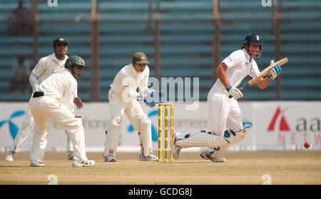 Le capitaine d'Angleterre Alastair Cook chauves-souris lors du premier test au stade Jahur Ahmed Chowdhury, Chittagong, Bangladesh. Banque D'Images