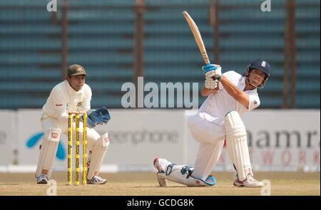 Le capitaine d'Angleterre Alastair Cook chauves-souris lors du premier test au stade Jahur Ahmed Chowdhury, Chittagong, Bangladesh. Banque D'Images