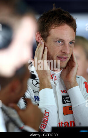 Jenson Button, pilote McLaren, dans le garage pendant la séance d'essais au circuit international de Bahreïn à Sakhir, Bahreïn. Banque D'Images