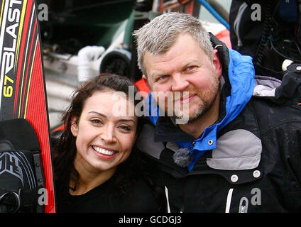 ALTERNATIVE CROP Christine Bleakley célèbre après avoir terminé son défi de ski nautique à travers la Manche pour le soulagement du sport avec son confrère Adrian Chiles, présentateur de One Show (à droite), alors qu'elle revient à Dover Harbour, dans le Kent. Banque D'Images