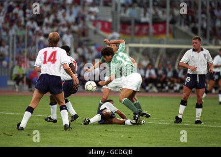 Angleterre des Walker (au sol) Tente de s'attaquer à Karlheinz Riedle (13) en Allemagne de l'Ouest, sous la surveillance de Paul Gascoigne (r) Banque D'Images