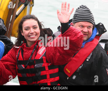 Christine Bleakley célèbre après avoir terminé son défi de ski nautique à travers la Manche pour le soulagement du sport avec son collègue, Adrian Chales, présentateur du One Show (à droite), à son retour dans le port de Douvres, dans le Kent. Banque D'Images