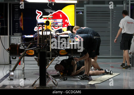 Courses automobiles - Championnat du monde de Formule 1 - Grand Prix de Bahreïn - Paddock Day - circuit international de Bahreïn.Les mécaniciens de Red Bull travaillent sur leur voiture de course pendant la journée des Paddock au circuit international de Bahreïn à Sakhir, Bahreïn. Banque D'Images