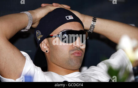 Boxe - Amir Khan et Paulie Malignagi Conférence de presse - le Penthouse.Amir Khan (à gauche), Oscar de la Hoya (au centre), promoteur du Golden Boy et Paulie Malignagi lors de la conférence de presse au Penthouse, Londres. Banque D'Images