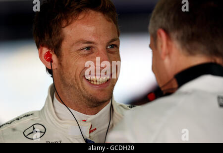 Jenson Button de McLaren discute avec Martin Whitmarsh dans le garage lors de la première pratique au circuit international de Bahreïn à Sakhir, Bahreïn. Banque D'Images