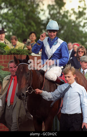 Applaudissements royaux, avec Walter Swinburn en haut, de retour à l'enceinte du gagnant après son succès dans les piquets de Middle Park à Newbury. Banque D'Images