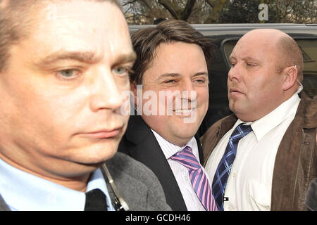 Nick Griffin (au centre), le dirigeant du Parti national britannique (BNP) arrive au Central London County court de Londres, où un juge a statué aujourd'hui que les nouvelles règles d'adhésion du parti sont susceptibles de discriminer les personnes non blanches. Banque D'Images