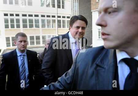 Nick Griffin (au centre), le dirigeant du Parti national britannique (BNP) quitte le Central London County court, à Londres, où un juge a statué aujourd'hui que les nouvelles règles d'adhésion du parti sont susceptibles de discriminer les personnes non blanches. Banque D'Images