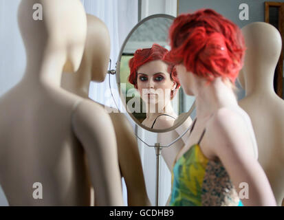 Le modèle Lucy Evangelista est photographié avec un motif Isabella Gregson lors des répétitions du salon des étudiants et des jeunes designers au West Coast Cooler FASHIONWEEK à Belfast. Banque D'Images