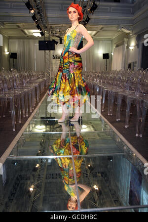 Le modèle Lucy Evangelista est photographié sur la piste portant un dessin Isabella Gregson lors des répétitions pour le salon des étudiants et des jeunes designers de la côte ouest du FCooler FASHIONWEEK à Belfast. Banque D'Images