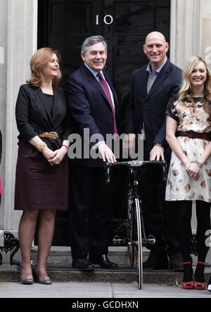 Le Premier ministre Gordon Brown et sa femme Sarah rencontrent les challengers de célébrités de Sport relief Lawrence Dallaglio et Fearne Cotton qui ont recueilli de l'argent dans le cadre de Sport relief, à l'extérieur de la rue Downing no 10, dans le centre de Londres. Banque D'Images