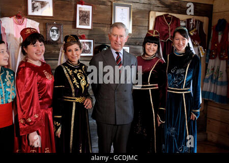 Le prince de Galles avec des danseurs traditionnels lorsqu'il visite le village de Kruszynianys, en Pologne, le deuxième jour de son voyage en Europe orientale avec la duchesse de Cornouailles. Banque D'Images