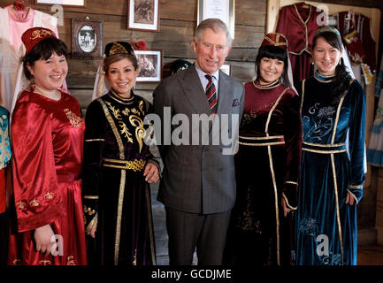 Le prince de Galles avec des danseurs traditionnels lorsqu'il visite le village de Kruszynianys, en Pologne, le deuxième jour de son voyage en Europe orientale avec la duchesse de Cornouailles. Banque D'Images